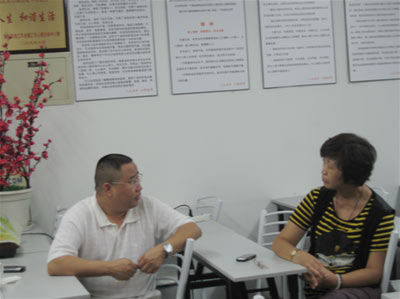 李安平与曹春燕在交流