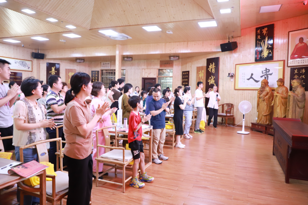 1721874702137744.png 夏老师上台讲课.png