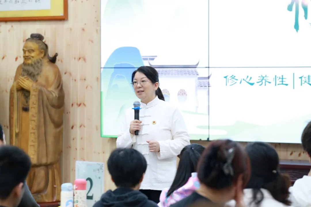 1721981473885766.jpg 陈老师做班级建设.jpg