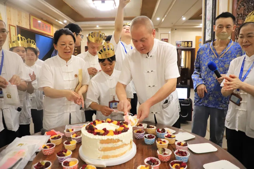 爸妈在线是咱的家——爸妈在线家人康养基地举办温馨员工集体生日会 爸妈在线是咱的家——爸妈在线家人康养基地举办温馨员工集体生日会