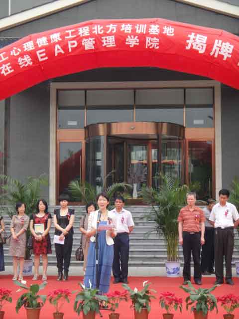 1731567176617466.jpg 杨萍副总裁宣读授权书.jpg
